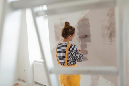 Papier peint ou peinture int&eacute;rieure, comment choisir le rev&ecirc;tement mural adapt&eacute; &agrave; votre pi&egrave;ce ?